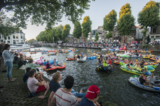 910645 Afbeelding van deelnemers aan de Rubberboot Missie 2016 in de Stadsbuitengracht ter hoogte van de Nieuwekade te ...